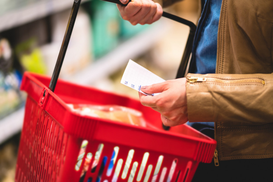 Ograniczanie wydatków na żywność; fot. shutterstock.com Efekt wyższych cen. Polacy kupują mniej żywności