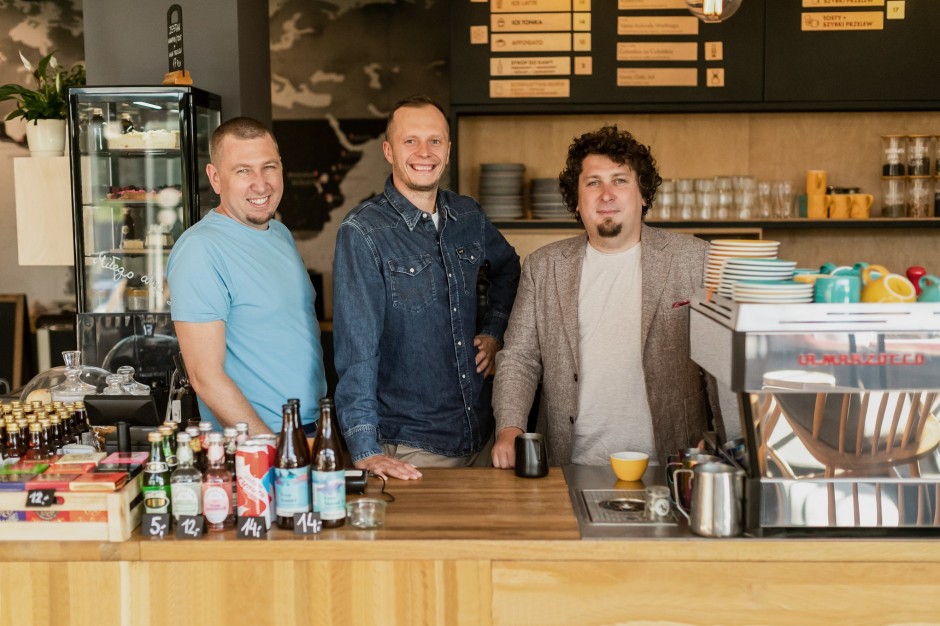 Coffeedesk powstał w 2011 roku w Kołobrzegu z inicjatywy trzech młodych pasjonatów kawy: Łukasza Wichłacza i Marcina oraz Jacka Gardzielików. fot. materiały prasowe Coffeedesk rusza z emisją akcji, chce zdobyć 4,4 mln zł