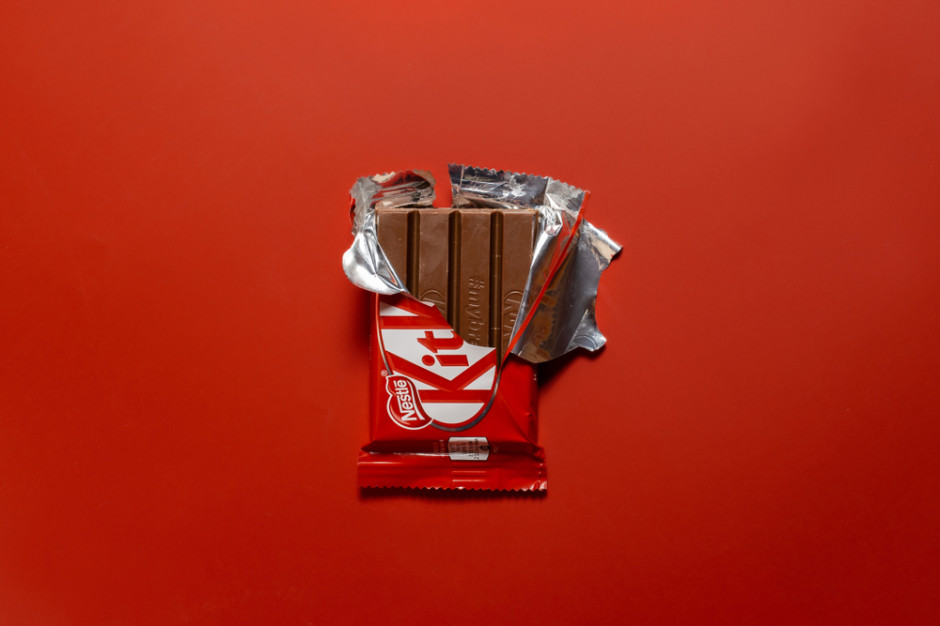 Jak jeść baton KitKat?; fot. shutterstock.com Na TikToku toczy się spór o to, jak jeść baton KitKat