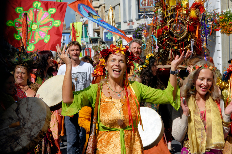 Po festiwalu muzycznym w angielskim Glastonbury w przepływającej w pobliżu rzece wykryto tak duże stężenie narkotyków, zwłaszcza kokainy i ecstasy, że stanowi to zagrożenie dla lokalnego ekosystemu. fot. shutterstock Glastonbury: Po festiwalu wzrosło stężenie narkotyków w rzece
