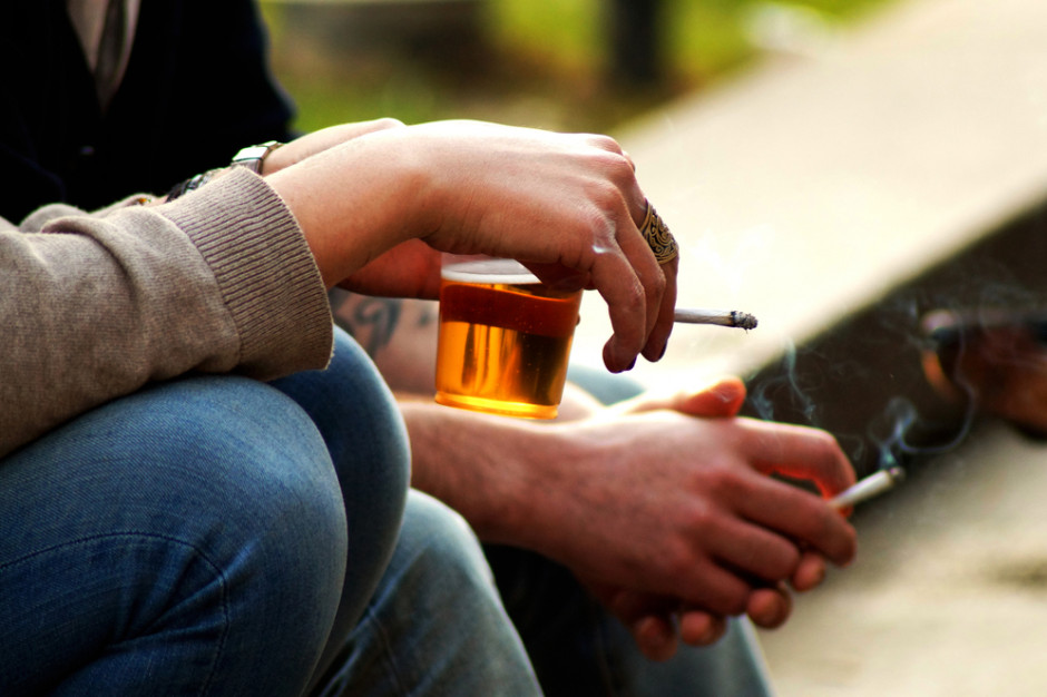 Na poziomie samorządowym, np. gminnym, można też wprowadzać niewielkie ograniczenia w dostępie do alkoholu - postuluje dr Marcin Szulc. fot. shutterstock Lekarz: Ograniczenie dostępu do alkoholu poprawia porządek publiczny