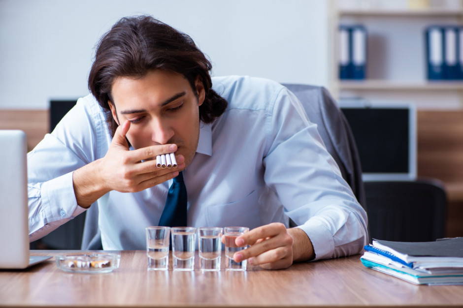 Od 2022 roku droższe alkohole i papierosy; fot. shutterstock Akcyza w górę: pół litra wódki droższe o 1,50 zł, papierosy o 30 gr