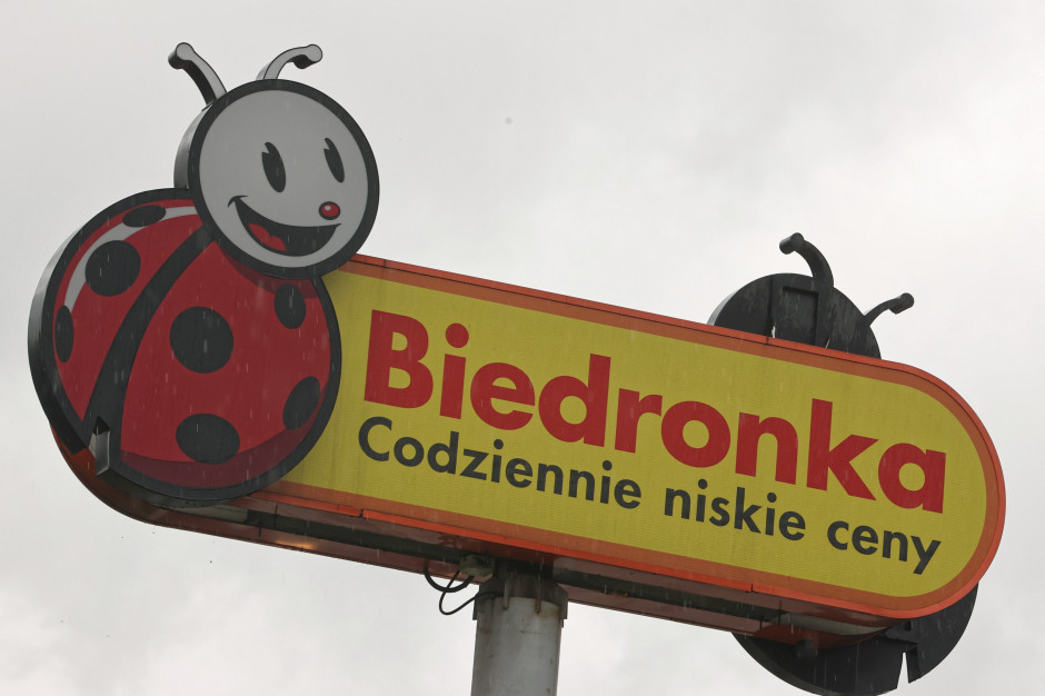 BIEK, usługa ekspresowej dostawy oferowana wspólnie przez Biedronkę i Glovo, właśnie ruszyła w sześciu największych miastach Polski. fot. PAP/Grzegorz Momot Biedronka dostarczy zakupy w 15 minut