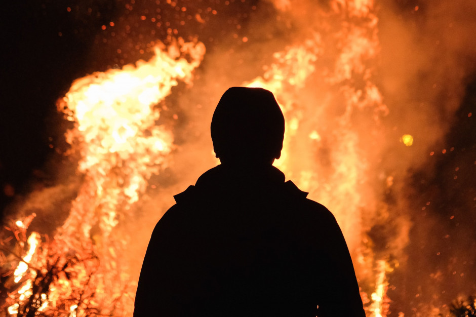 Pożar hali magazynowej; fot. unsplash Wielkopolskie: Spłonęła hala magazynowa