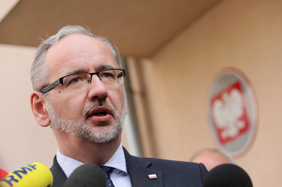 Jeżeli obecne trendy zakażeń w Polsce utrzymają się, rząd będzie musiał podjąć drastyczne kroki - powiedział minister zdrowia Adam Niedzielski podczas briefingu prasowego w Legnicy. fot. PAP/Paweł Supernak Niedzielski o eksplozji pandemii. Posypią się mandaty