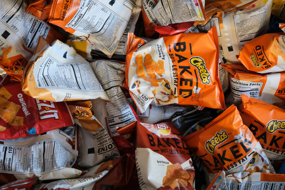 Nestle i Pepsi chcą lepiej zbierać folie po chipsach i płatkach. fot. unsplash Nestle i PepsiCo mają pomysł na recykling folii po chipsach i płatkach
