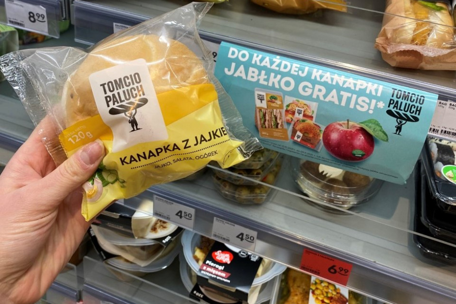 Do każdej kanapki Żabka dodaje gratis jabłko, fot. materiały prasowe Żabka rozdaje jabłka. Wystarczy kupić kanapkę