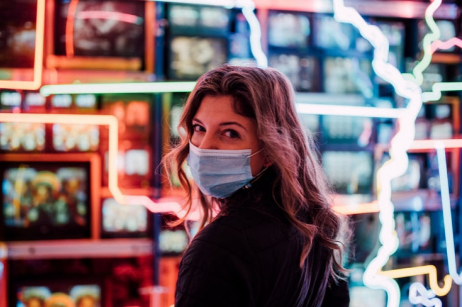 Adam Niedzielski, minister zdrowia alarmuje: Będą kontrole noszenia maseczek w galeriach handlowych/ fot. shutterstock Maseczki - będą kontrole w galeriach handlowych