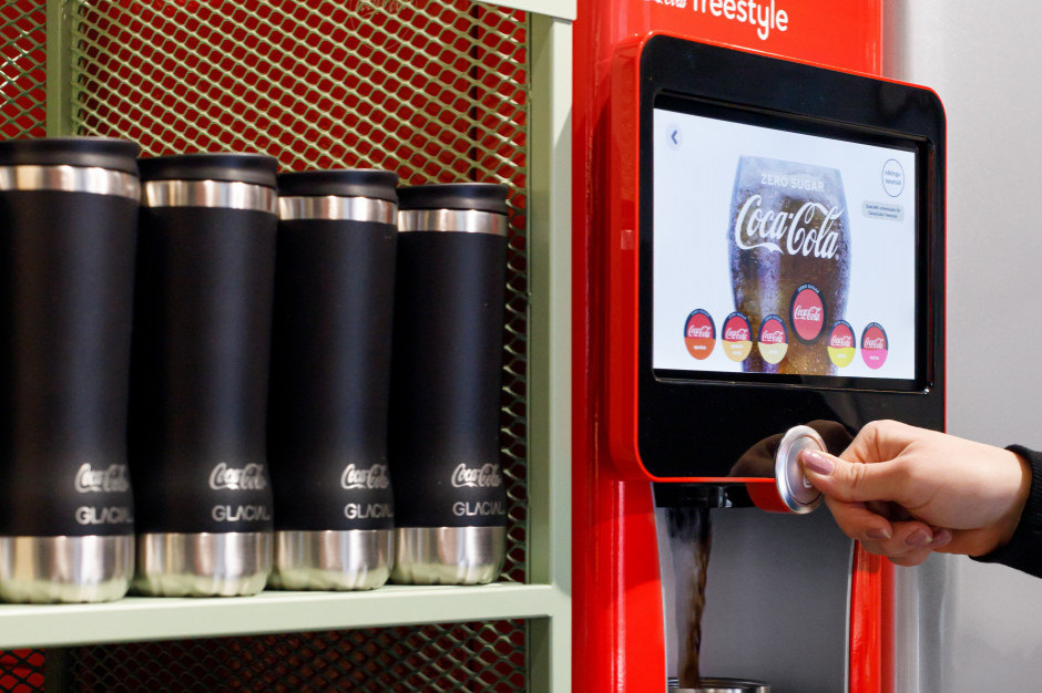 Coca-Cola testuje automat do napełniania butelek