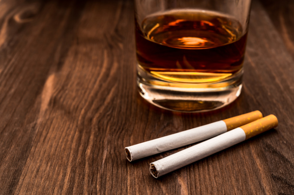 Projekt ustawy podwyższającej akcyzę na alkohol i papierosy trafił do Sejmu; fot. shutterstock Akcyza na alkohol i papierosy: Projekt ustawy trafił do Sejmu