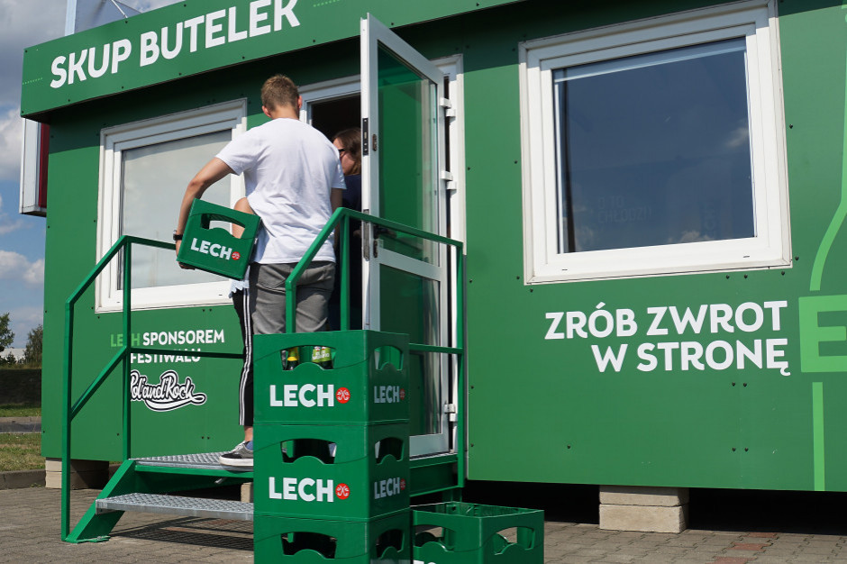 Stosowanie butelek zwrotnych do piwa oznacza kilkukrotnie mniejszą emisję CO₂ niż w przypadku butelek jednorazowych. Butelka zwrotna może być wykorzystana około 20 razy, zanim się zużyje i trafi do recyklingu, fot. Kompania Piwowarska Butelki zwrotne. Fakty i mity