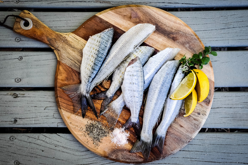 Na polskich stołach królują śledzie, mintaje i makrele; fot. unsplash.com Polacy jedzą 14 kg ryb rocznie. Królują śledzie, mintaje i makrele
