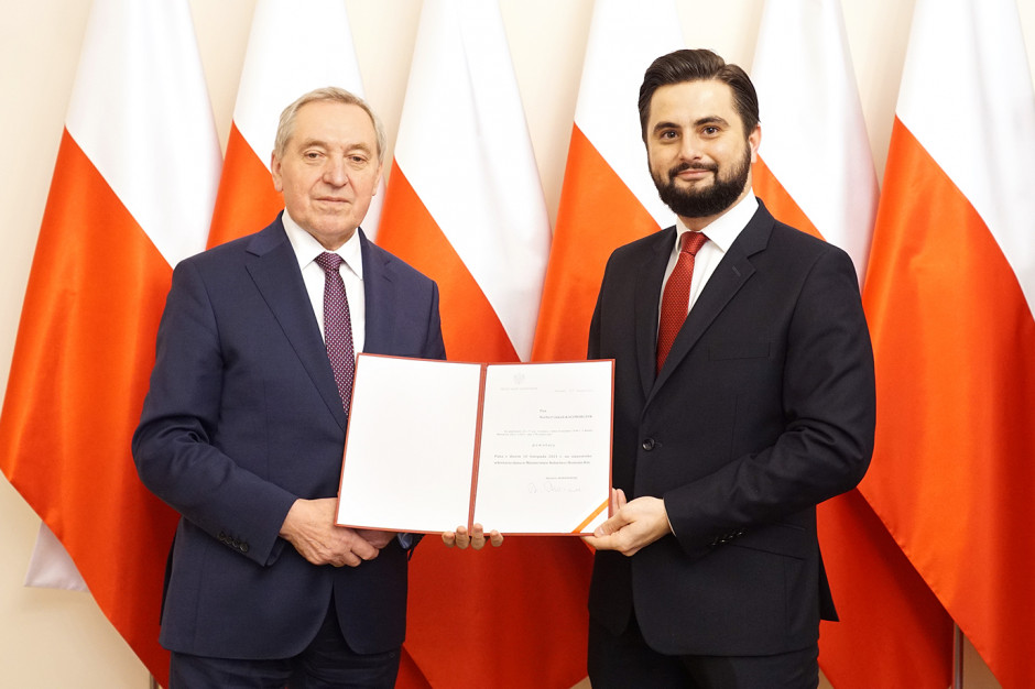 Wicepremier, minister rolnictwa i rozwoju wsi Henryk Kowalczyk wręczył dziś Norbertowi Jakubowi Kaczmarczykowi / fot. gov.pl/ Norbert Jakub Kaczmarczyk nowym sekretarzem stanu w MRiRW
