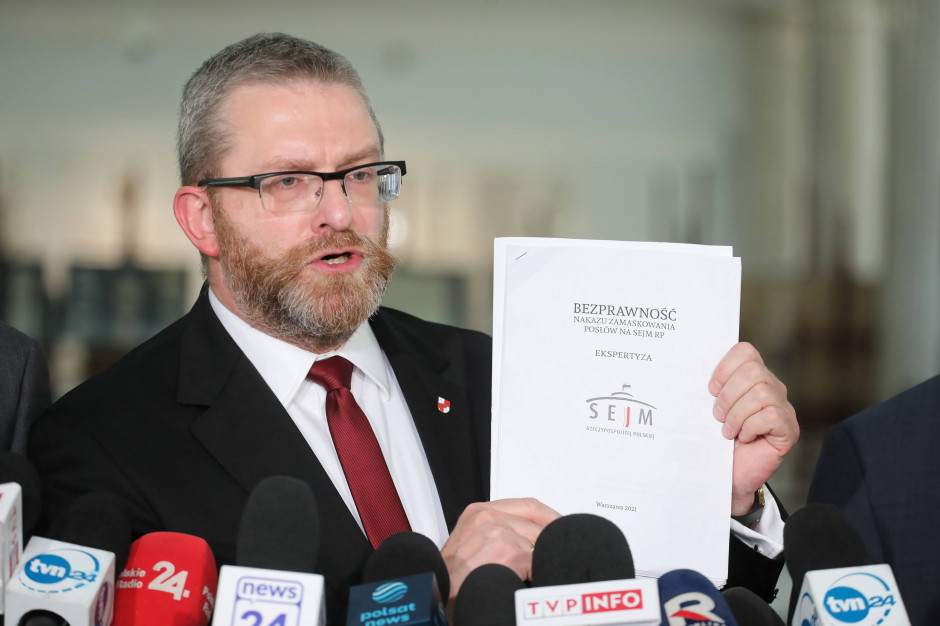Według Konfederacji Projekt ustawy, w myśl którego pracodawca miałby prawo wiedzieć, czy pracownicy są zaszczepieni to forma segregacji sanitarnej. fot. PAP/Paweł Supernak Konfederacja: Projekt ws. informacji o szczepieniach pracowników bezprawny