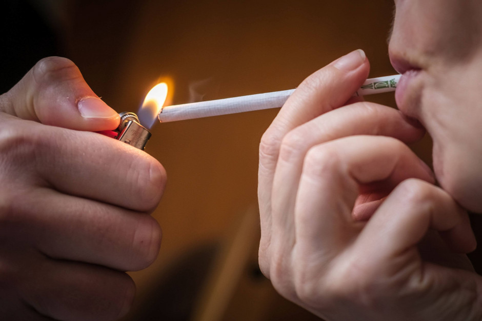 Osoby palące są bardziej narażone na zgon z powodu zawału, niewydolności serca lub udaru, niż z powodu raka płuc. fot. PAP/Archiwum Kalbar Naukowcy: Te choroby zagrażają palaczom bardziej niż rak płuc