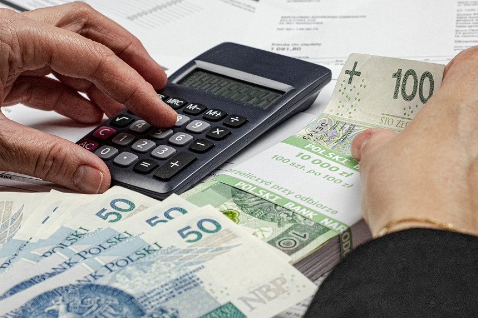 Najwięcej nieuregulowanych zobowiązań wciąż mają 40 i 50-latkowie / fot. materiały prasowe Polacy wciąż toną w długach