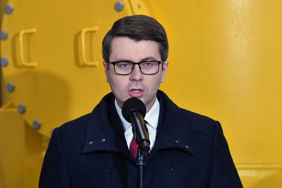 Jeżeli będziemy wprowadzać obostrzenia, to w miejscach, w których faktycznie system służby zdrowia jest niewydolny - powiedział Piotr Müller. / fot. PAP/Radek Pietruszka Rząd rozważa dodatkowe obostrzenia