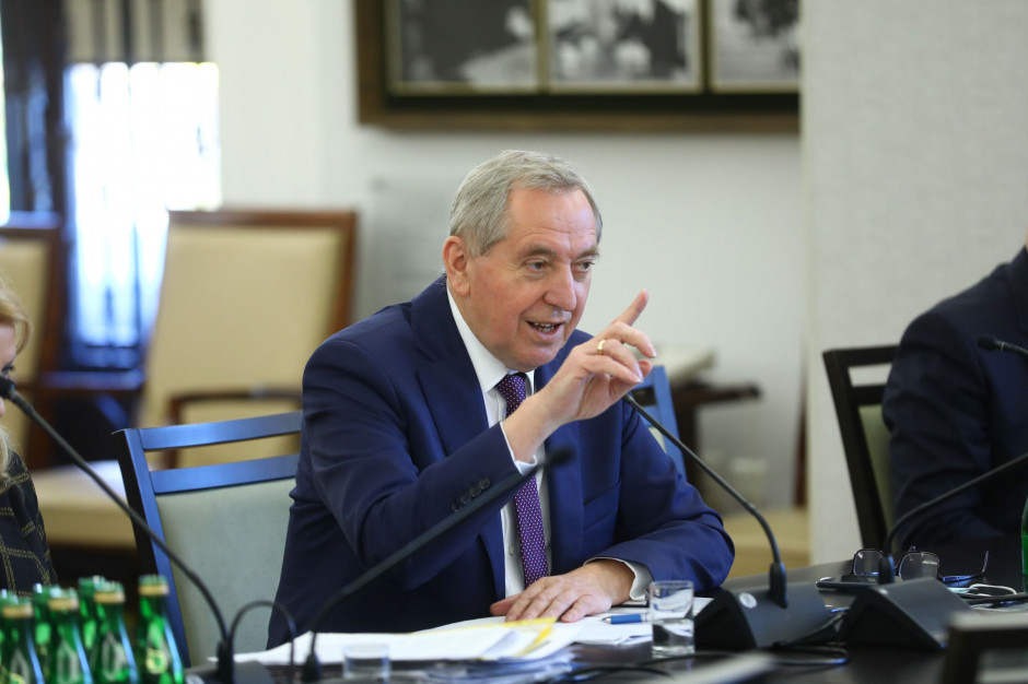 Będą wyższe dopłaty i rekompensaty dla hodowców trzody chlewnej w związku z ASF - zapowiedział w poniedziałek w Pułtusku minister rolnictwa Henryk Kowalczyk / fot. PAP/ Rafał Guz Henryk Kowalczyk zapowiada wyższe dopłaty dla hodowców świń