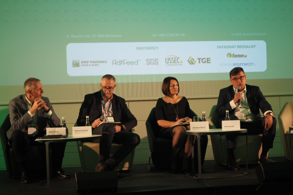 Adam Zaleski, prezes De Heus Polska, Wojciech Zarzycki, wiceprezes Izby Zbożowo-Paszowej, Katarzyna Piskorz, Zastępca Głównego Lekarza Weterynarii i Witold Nowak, prezes Adifeed rozmawiali o problemach związanych z eksportem mięsa drobiowego. fot. mat. pras. Salmonella i antybiotyki zagrożeniem dla eksportu drobiu