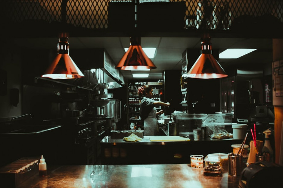 Kolejne fale koronawirusa pogarszają sytuację finansową przedstawicieli HoReCa / fot. unsplash Restauracje i hotele w coraz gorszej sytuacji finansowej