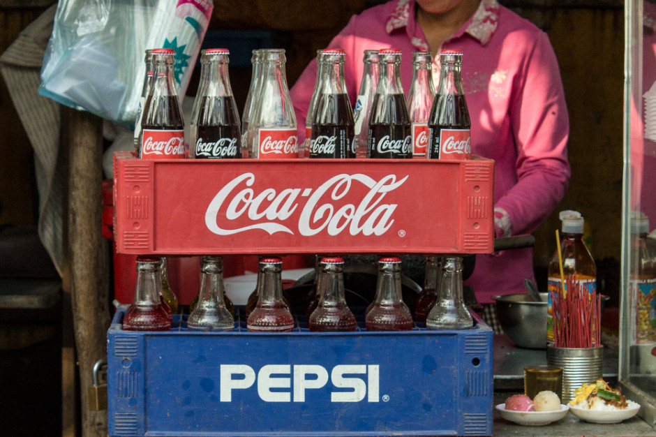 Coca Cola i PepsiCo poinformowały o zawieszeniu działalności na terenie Rosji. fot. shutterstock Napojowi giganci wstrzymują sprzedaż w Rosji.