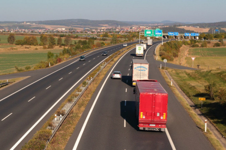Raport: Połowa polskiego PKB uzależniona od transportu drogowego