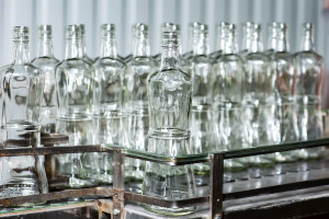 Dramatyczna sytuacja na rynku szklanych opakowań. Czy ukraińskie alkohole ją przetrwają?
