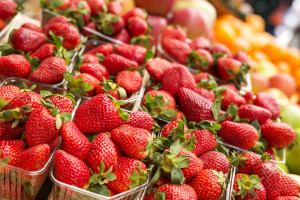 Ceny żywności: Ile kosztują truskawki w Carrefourze?