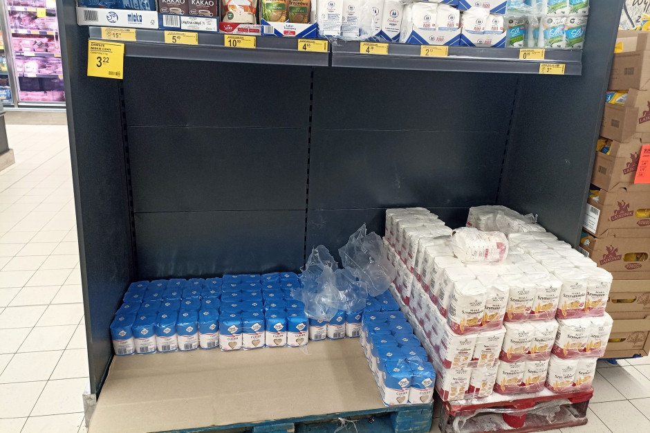 Braki cukru w sklepach Biedronki widać w wielu województwach. Sieć wprowadziła limity dla klientów/ fot. AK Brakuje cukru w Biedronce. Sieć wprowadziła limity dla klientów. Co się stało?