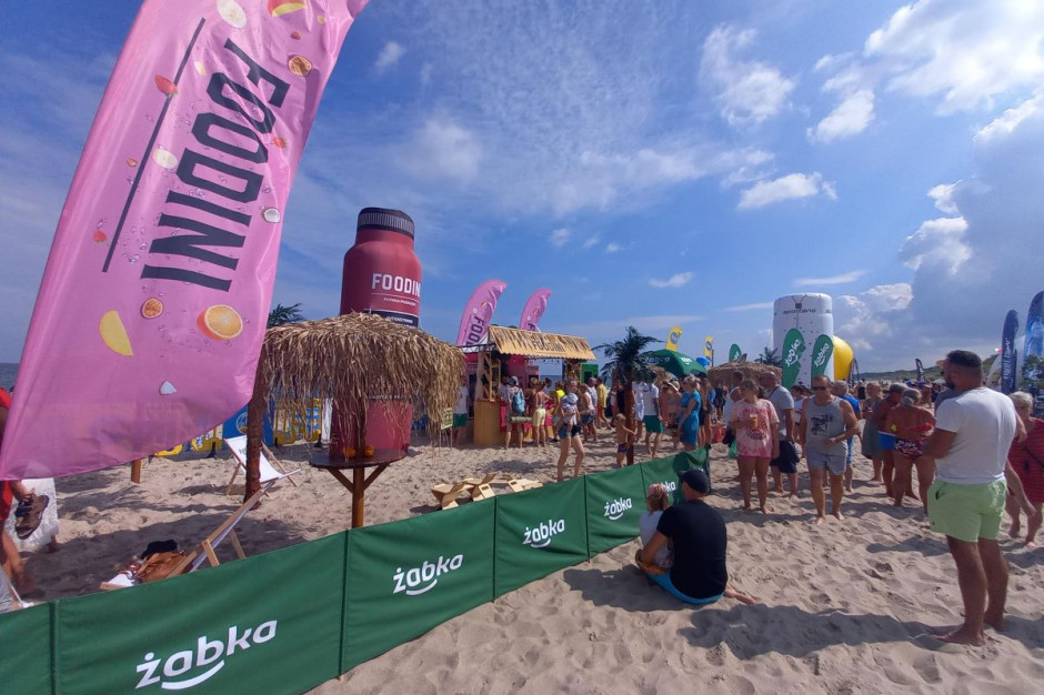 Żabka zaprasza wypoczywających nad polskim morzem do odwiedzin w specjalnie przygotowanej strefie w miasteczku TVN na plaży/ fot. mat. prasowe Żabka będzie promować markę własną Foodini nad morzem i w TVN