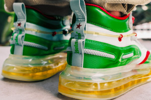 Heineken stworzył wyjątkowe sneakersy. W podeszwach płynie piwo
