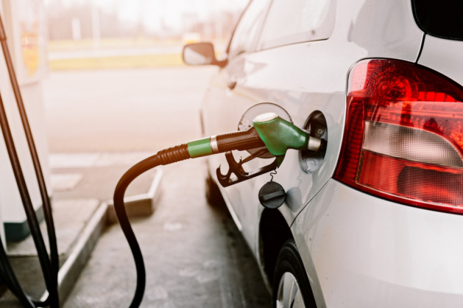 W kolejnych dniach zarówno ceny benzyny, jak i oleju napędowego będą spadać, jednak wyhamują prawdopodobnie obniżki cen autogazu./fot. shutterstock Ceny paliw 2022. To jeszcze nie koniec obniżek