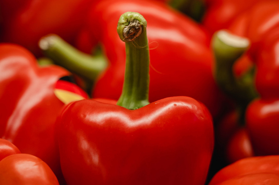 Producenci papryki mają za złe sieciom handlowym sprzedaż warzyw spoza Polski w środku sezonu/ fot. Paul Steuber on Unsplash Producenci papryki protestowali pod sklepem Lewiatan w Potworowie. Sieć odpowiada