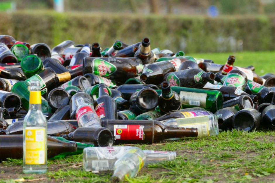Prace nad ustawą, której projekt ma zostać niebawem opublikowany, są najeżone sprzecznymi interesami handlowców i producentów żywności./fot. pixabay System kaucyjny 2022. Czy butelki wrócą do sklepu?
