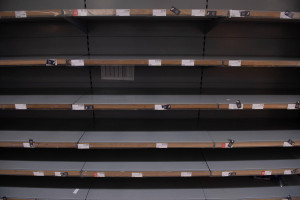 Puste półki w sklepach w Belgii. Co jest przyczyną takiego stanu?