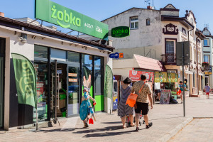 Żabka uruchomiła 90 sklepów sezonowych w miejscowościach turystycznych