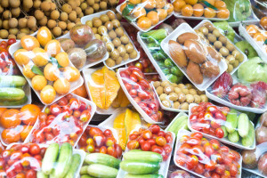 W Polsce żywność nadal pakowana jest w plastik. Czym można go zastąpić?