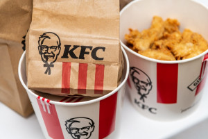 Kubełek KFC ma 65 lat. Jaka jest jego historia?