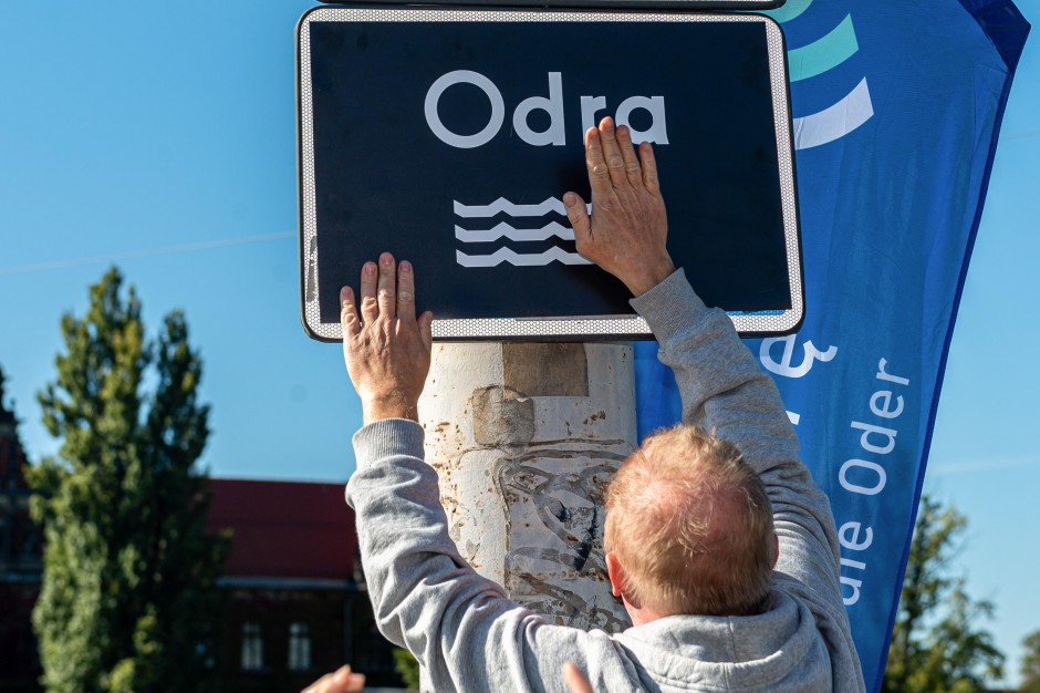 Końcowy raport niemieckich ekspertów na temat masowego umierania ryb w Odrze pozostawia otwartą kwestię dokładnej przyczyny katastrofy. fot. PAP Niemcy wciąż nie wiedzą, kto zatruł Odrę.