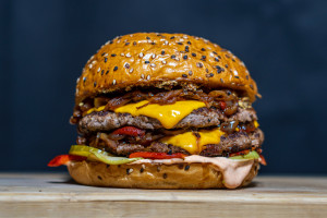 Smash burger: czym różni się od klasycznego burgera?