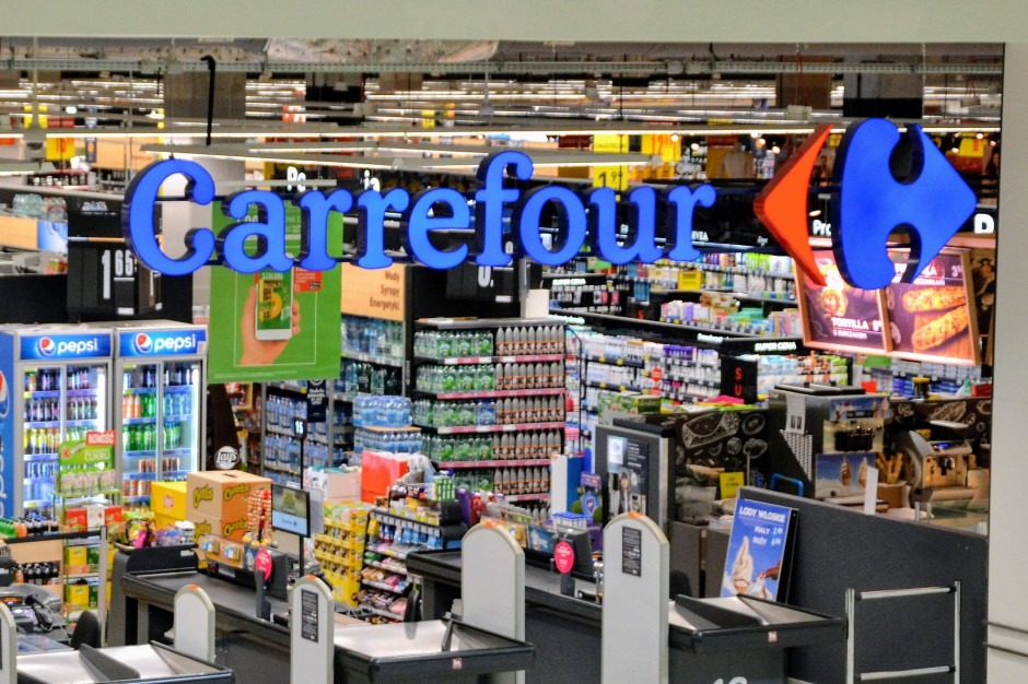 Oferta Carrefour na 1 listopada 2022. Jakie znicze i kwiaty można kupić?