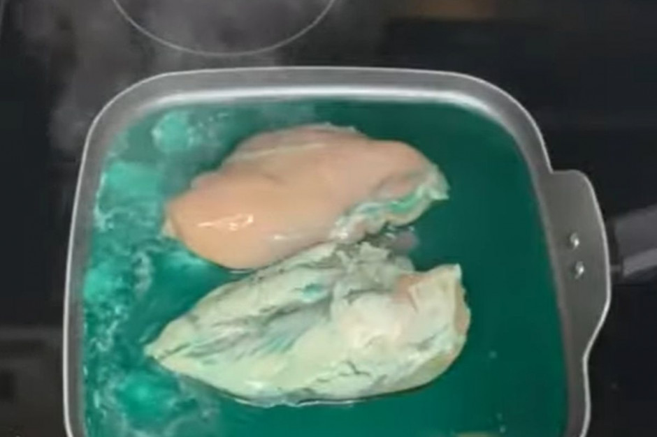Przepis na „śpiącego kurczaka” podawany na Tik Toku polega na zalaniu mięsa kurczaka syropem na kaszel; fot. Youtube