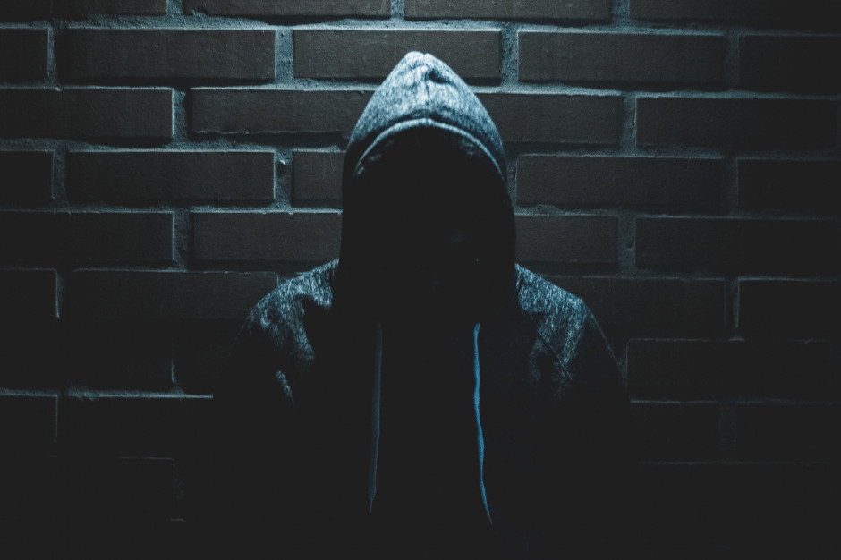 46-latek ukradł ze sklepu alkohol i ugryzł w rękę ochroniarza; fot. unsplash 46-latek ukradł ze sklepu alkohol i ugryzł w rękę ochroniarza