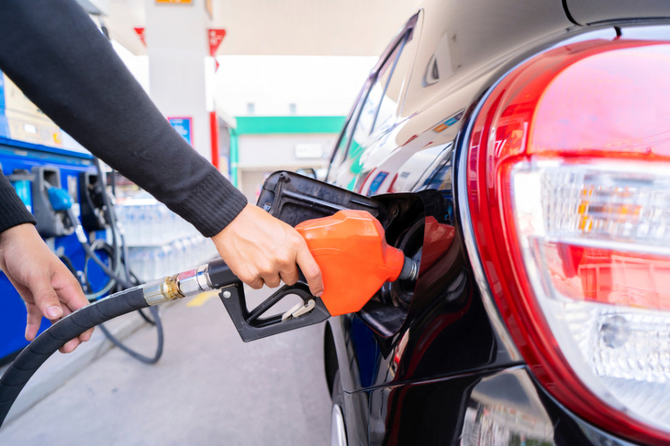 Dlaczego ceny paliw spadają tak wolno? 