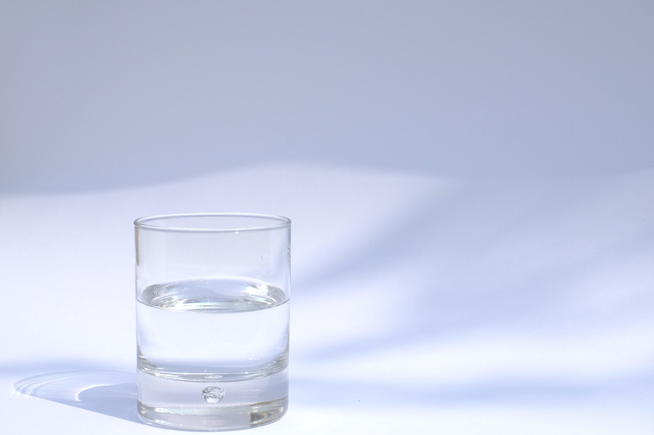 Ile wody pić? 8 szklanek wody dziennie to mit