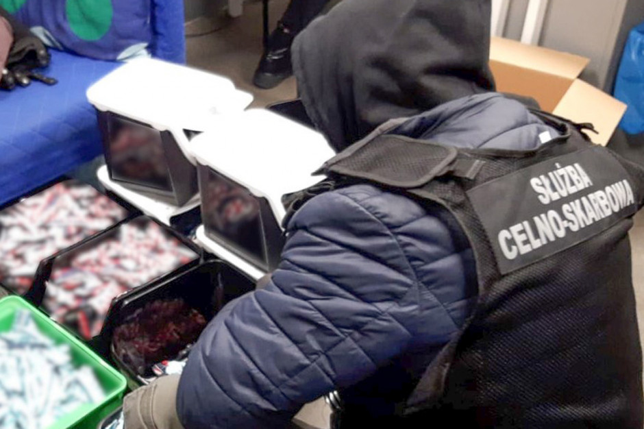 Cztery tony nielegalnych substancji do e-papierosów przejęli funkcjonariusze KAS. / fot. gov.pl KAS przejęła 4 tony nielegalnych substancji do e-papierosów