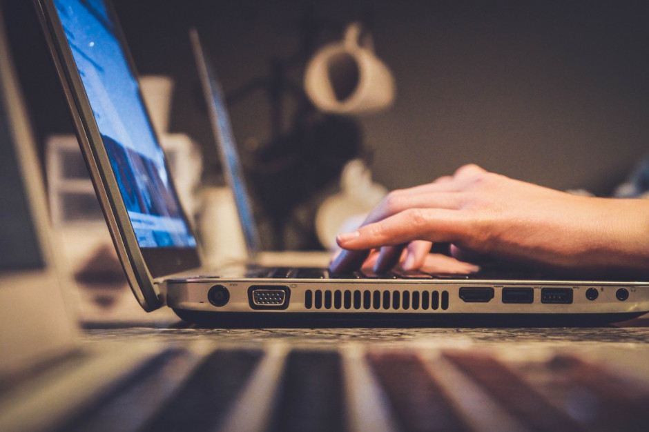 69,3 proc. Polaków codziennie używało internetu w 2022 r. /fot. Unsplash Raport: 69,3 proc. Polaków codziennie używało internetu w 2022 r.