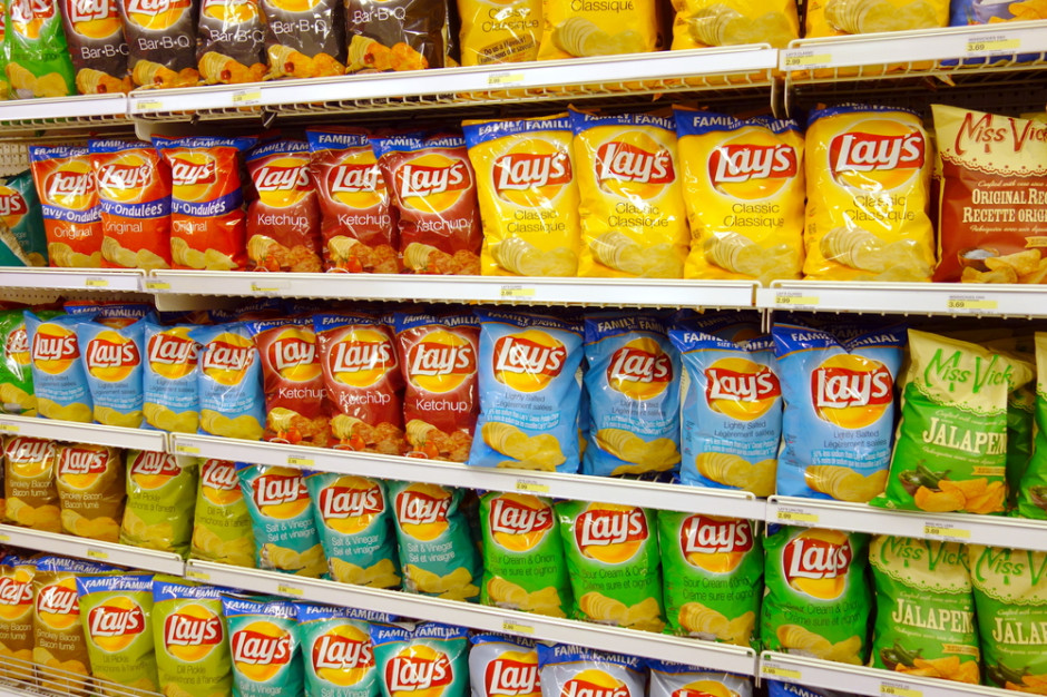 Chipsy Lay's wróciły na półki Biedronki. fot. shutterstock Chipsy Lay's wracają do Biedronki. Wiemy, ile kosztują