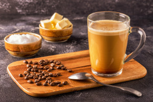 Czy warto pić kawę z masłem? Kuloodporna kawa nie tylko pobudza