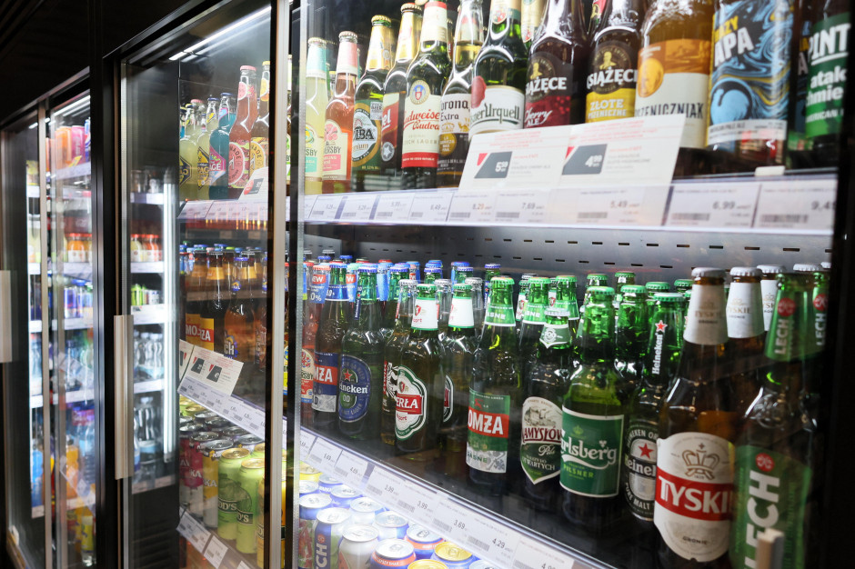 Czy Carlsberg również podniesie kaucję za butelki zwrotne po piwie?. / fot. PAP/Leszek Szymański Grupa Żywiec podnosi kaucję za butelki zwrotne. Jak odpowiedzą na to inne browary?